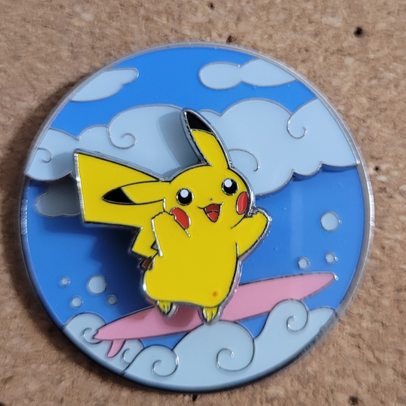 Flying/Surfing pikachu spinner pin - Picture 2 of 2